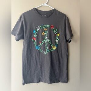 DOM sz M gray Peacethorn graphic short
Sleeve crew neck t shirt.